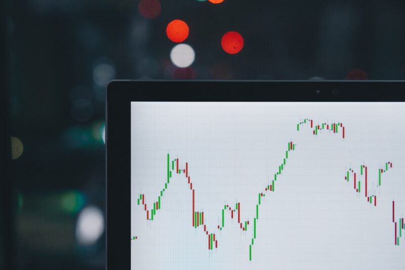 株価チャートが表示されたパソコン画面
