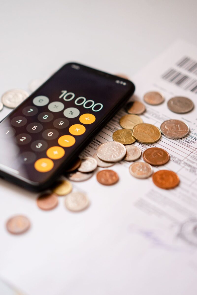 スマホで家計を確認するイメージ